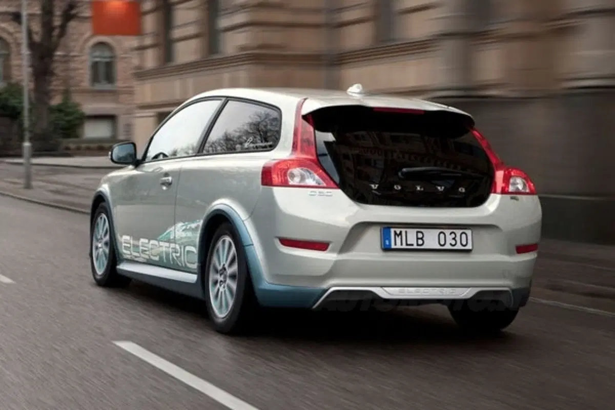 Volvo C30 Electric: allo studio la ricarica wireless (2)