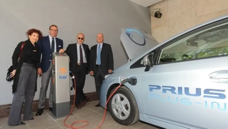 Consegnata all'ENEL una Toyota Prius Hybrid Plug-In