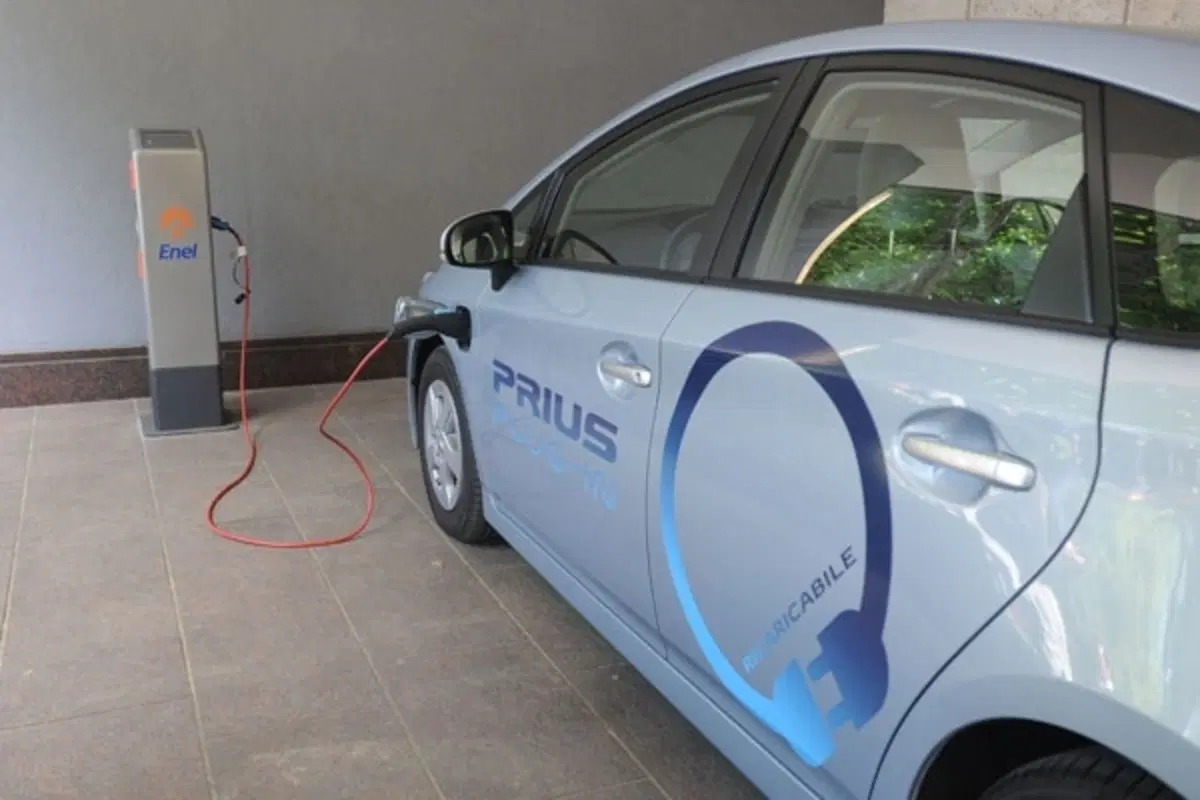 Consegnata all'ENEL una Toyota Prius Hybrid Plug-In (3)