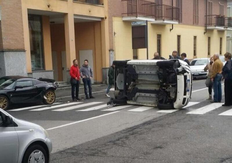 Disturbata da una cimice, si schianta con un&#039;auto e si ribalta