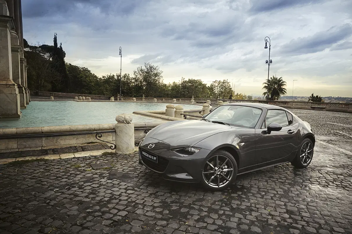 Mazda MX-5 RF, la targa “per tutti”. Ecco come funziona il tetto [Video]