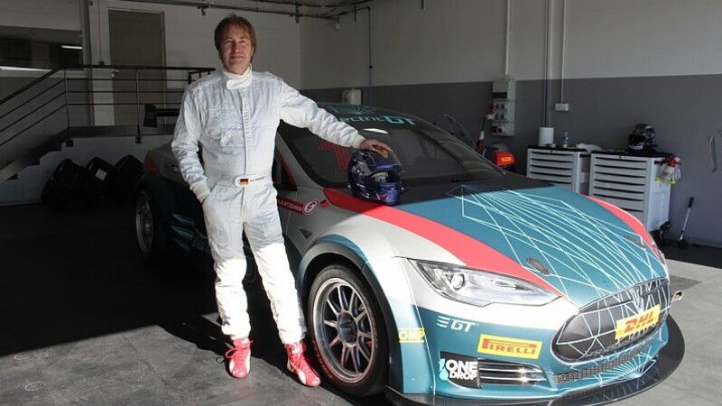 Frentzen prova una Tesla Model S EGT al Paul Ricard