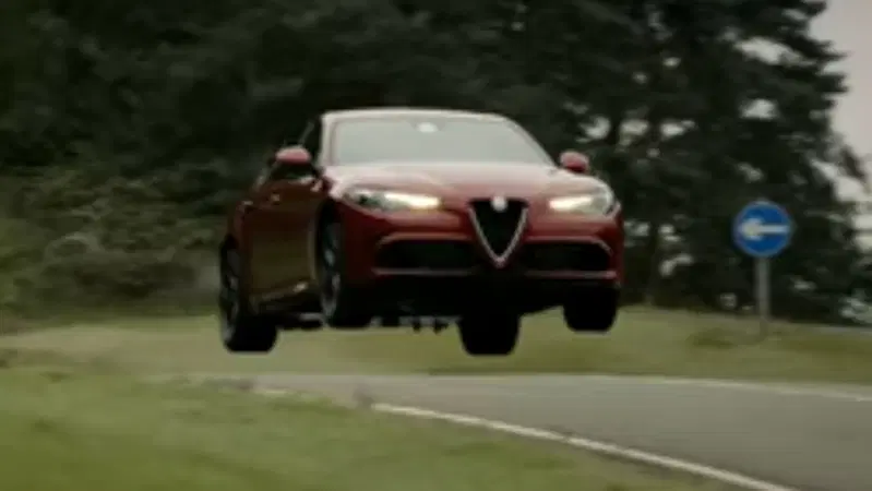 L'Alfa Romeo Giulia Quadrifoglio spicca il volo in Inghilterra [Video]