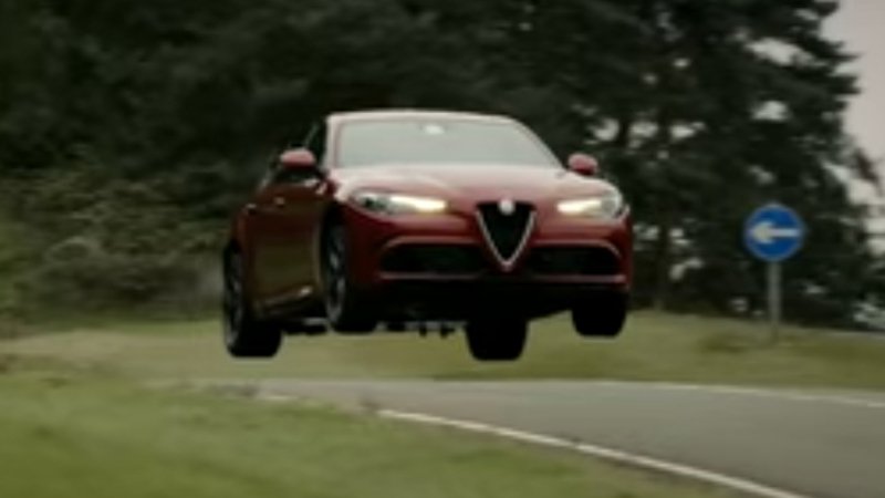 L&#039;Alfa Romeo Giulia Quadrifoglio spicca il volo in Inghilterra [Video]