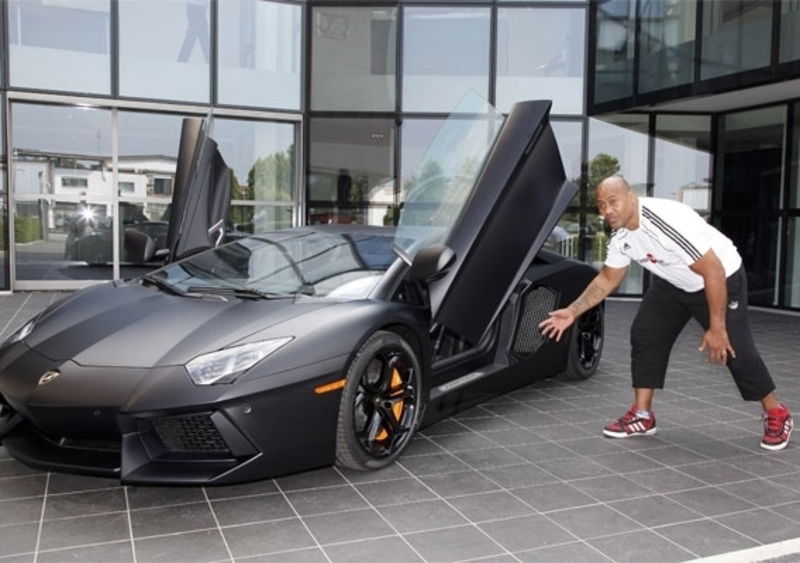 La rugby legend, Jonah Lomu, in visita alla Lamborghini