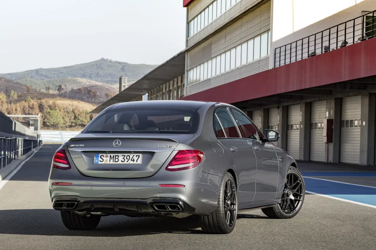 Nuova Mercedes E63 AMG: arriva la trazione integrale (7)