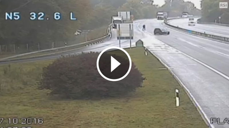 Svizzera, uomo rincorre la sua vettura in autostrada [Video]