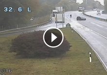Svizzera, uomo rincorre la sua vettura in autostrada [Video]