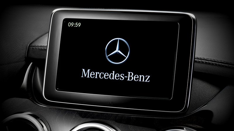 La realizzazione di vetture Mercedes-Benz prosegue anche in estate