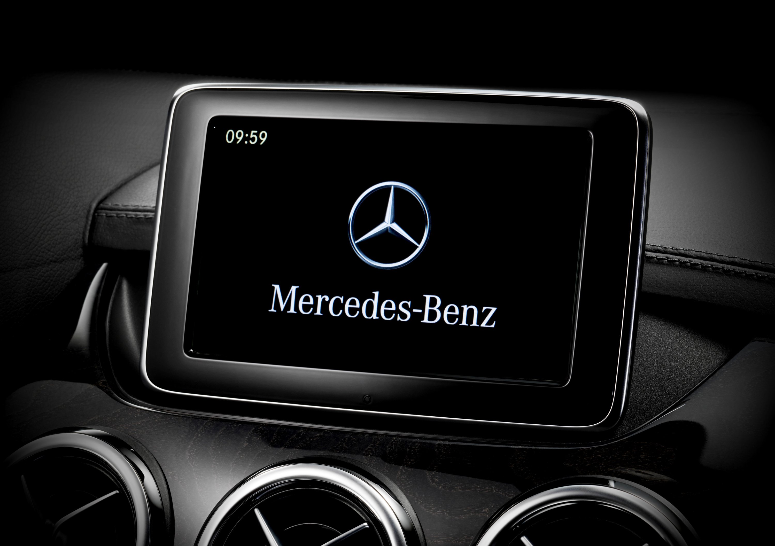 La realizzazione di vetture Mercedes-Benz prosegue anche in estate