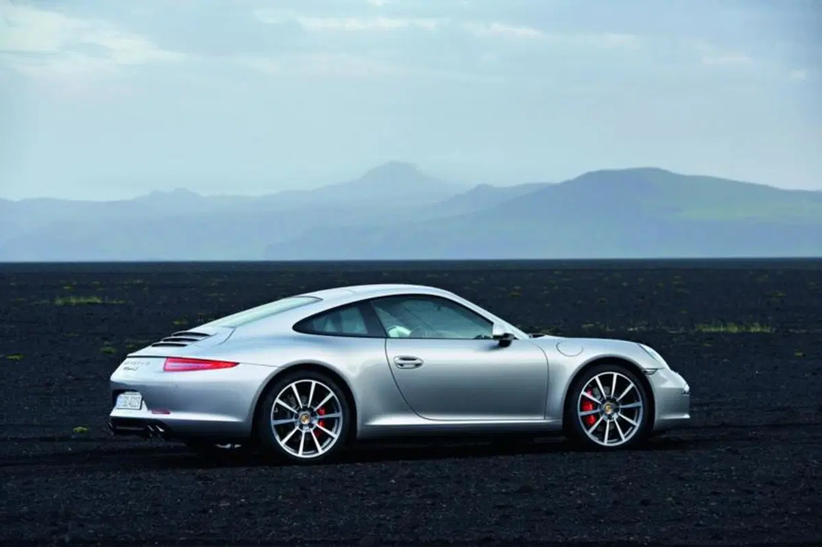 Porsche 911: le prime immagini ufficiali della nuova 991 (3)