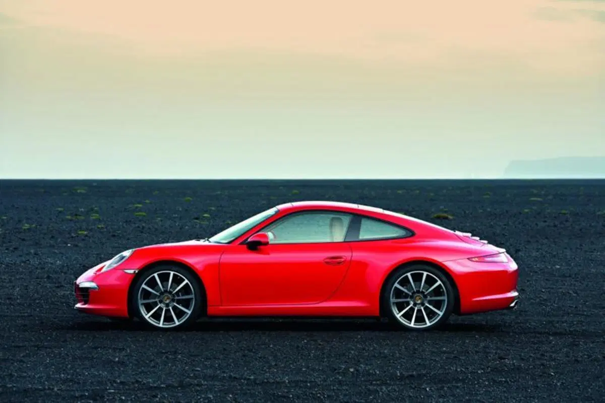 Porsche 911: le prime immagini ufficiali della nuova 991 (4)