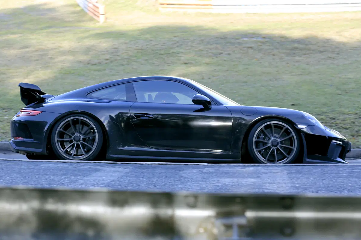 Porsche 911 GT3 facelift: test al Nürburgring (5)