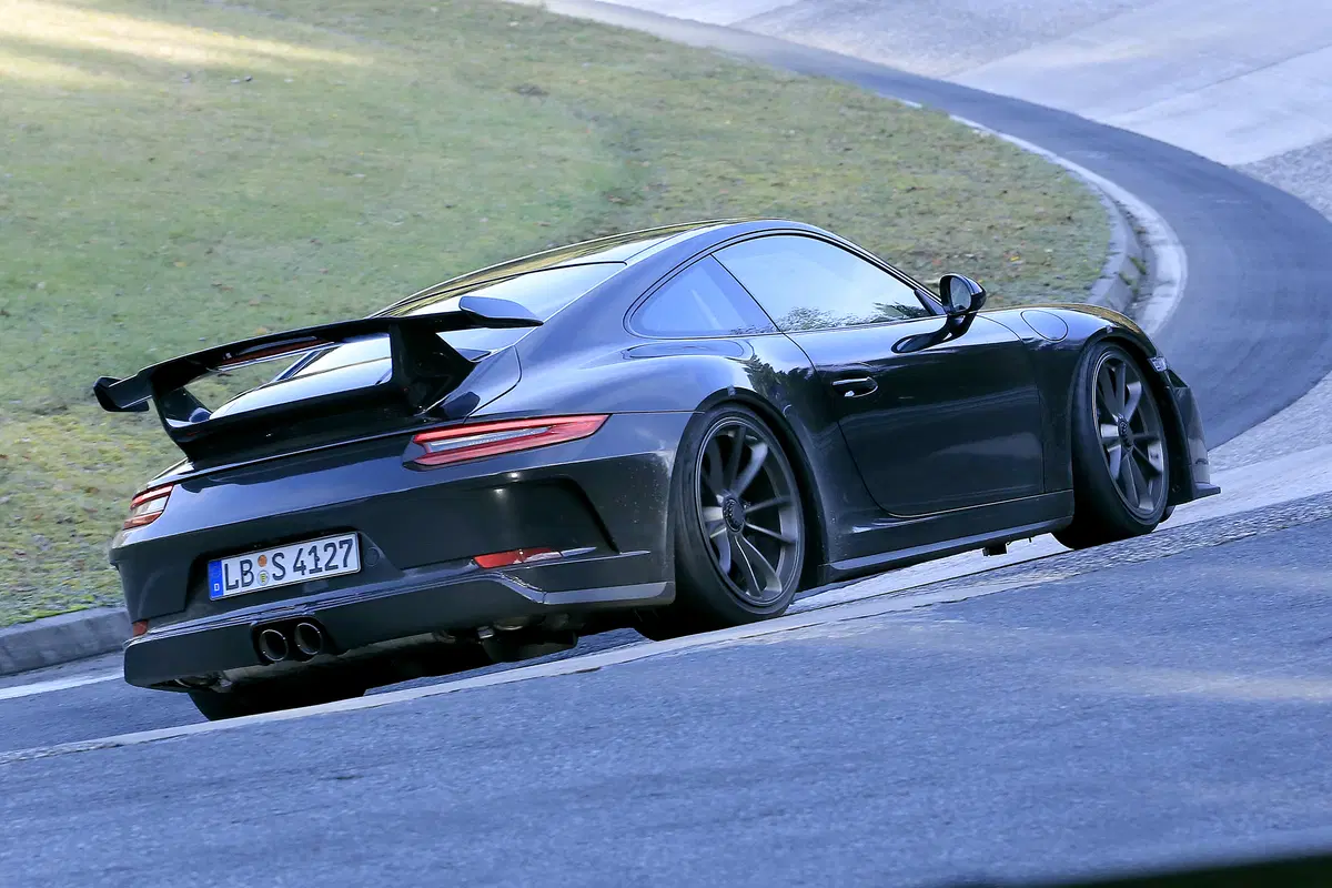 Porsche 911 GT3 facelift: test al Nürburgring (7)