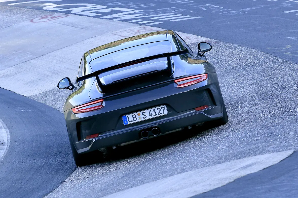 Porsche 911 GT3 facelift: test al Nürburgring (10)