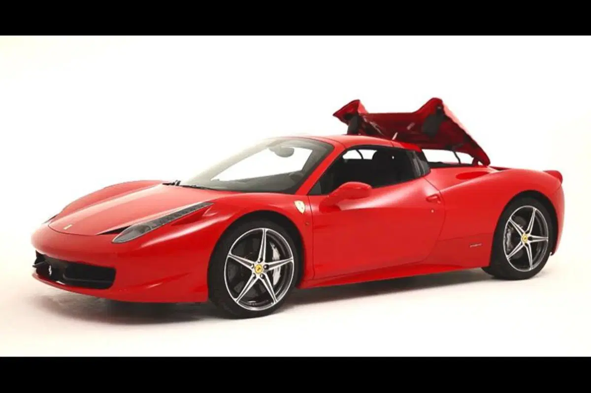 Ferrari 458 Spider: come si apre il tetto in alluminio (2)