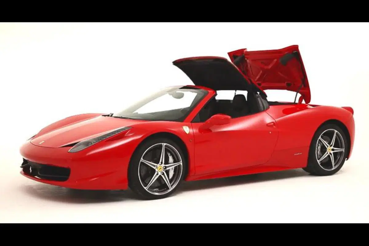 Ferrari 458 Spider: come si apre il tetto in alluminio (3)