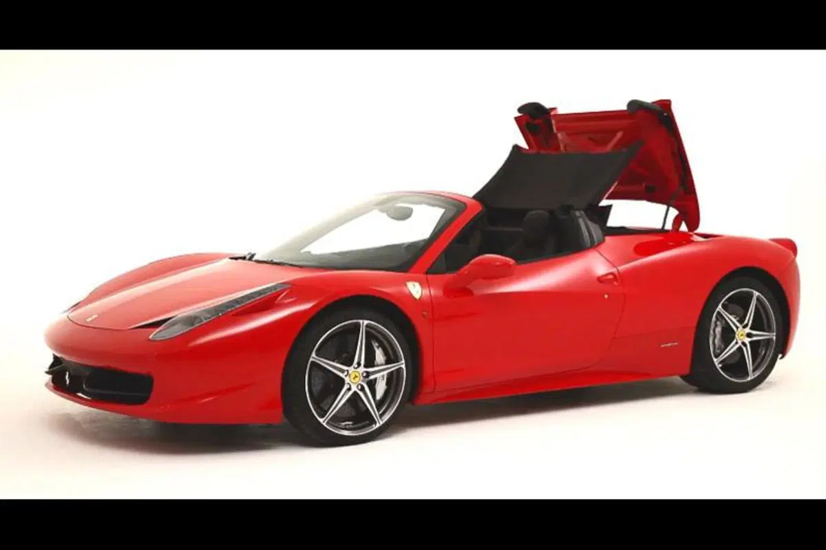 Ferrari 458 Spider: come si apre il tetto in alluminio (4)