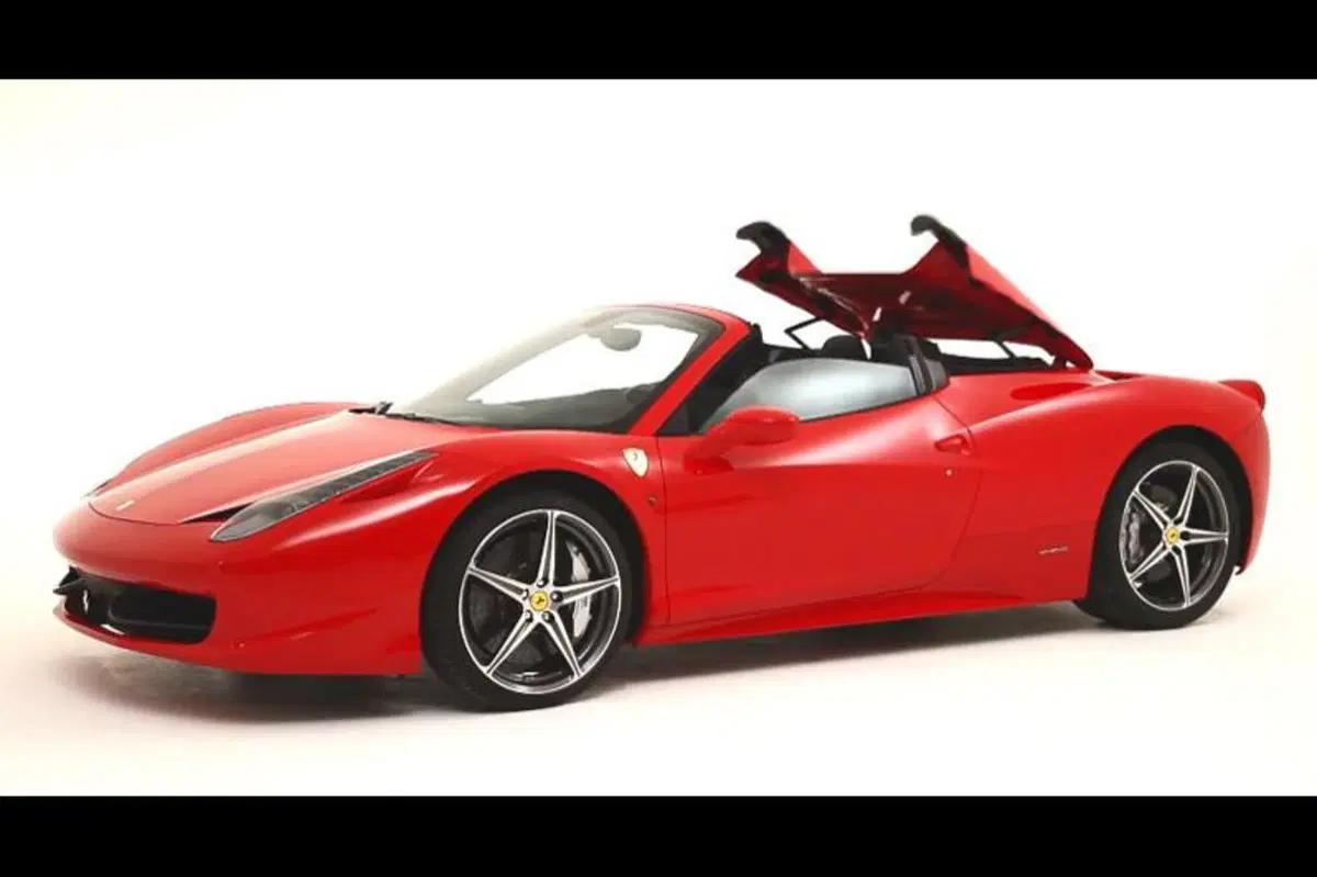 Ferrari 458 Spider: come si apre il tetto in alluminio (5)
