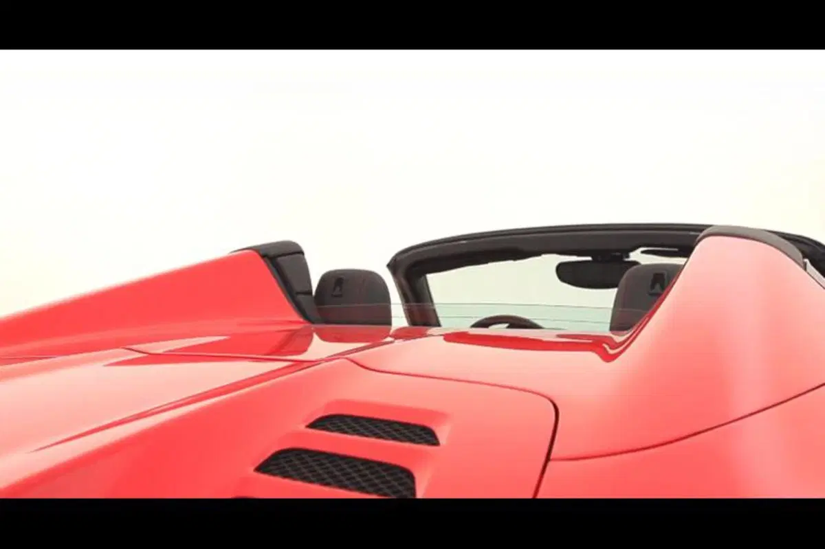 Ferrari 458 Spider: come si apre il tetto in alluminio (8)