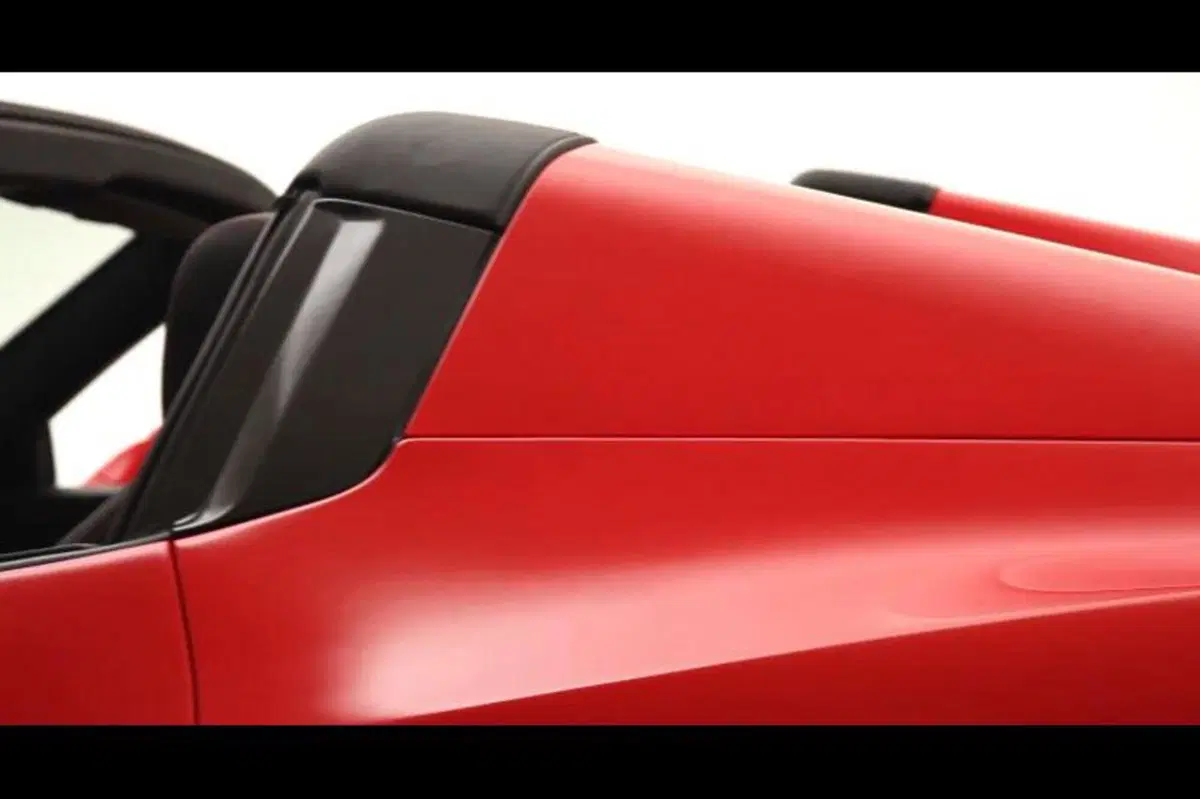 Ferrari 458 Spider: come si apre il tetto in alluminio (9)