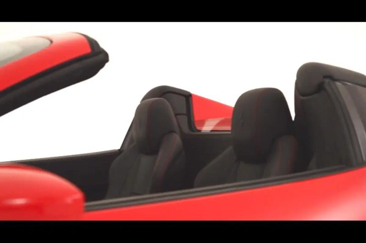 Ferrari 458 Spider: come si apre il tetto in alluminio (11)