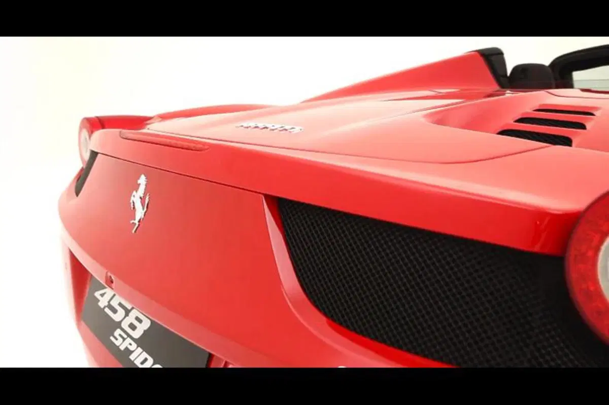 Ferrari 458 Spider: come si apre il tetto in alluminio (12)