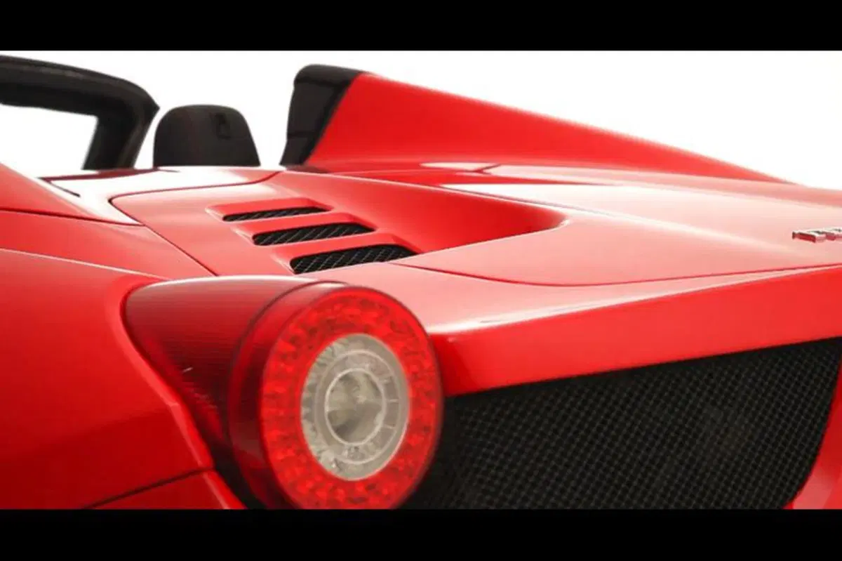 Ferrari 458 Spider: come si apre il tetto in alluminio (13)