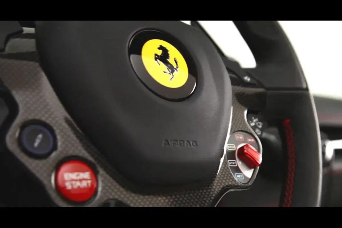 Ferrari 458 Spider: come si apre il tetto in alluminio (15)