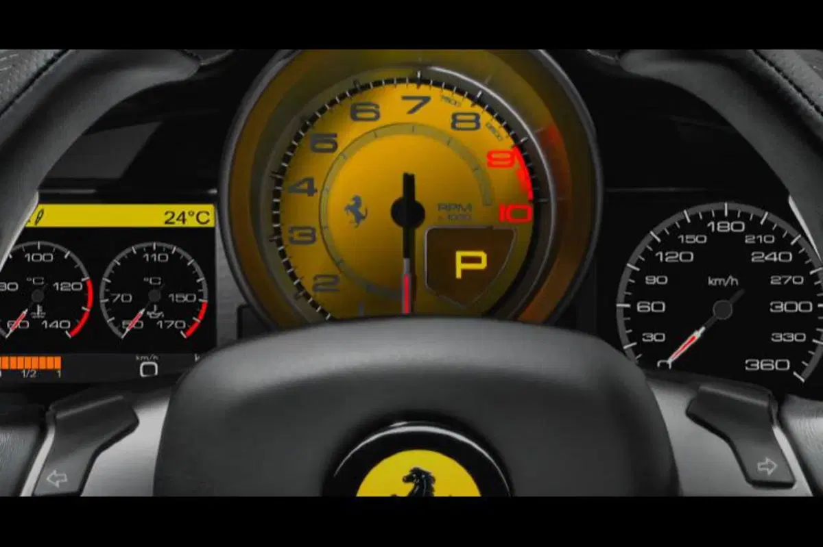 Ferrari 458 Spider: come si apre il tetto in alluminio (16)