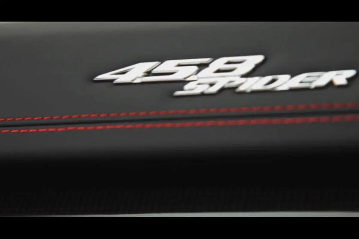 Ferrari 458 Spider: come si apre il tetto in alluminio (17)