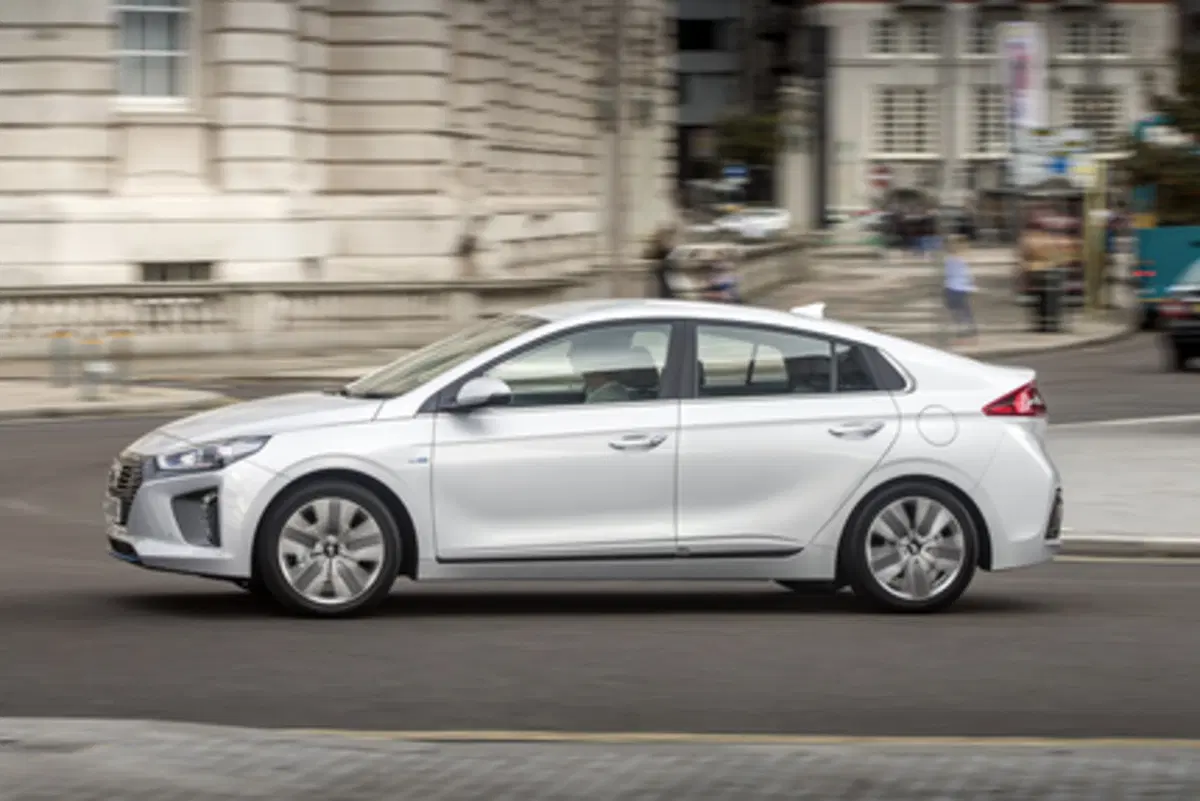 Hyundai Ioniq Hybrid 2016 [Video Primo Test] (13)