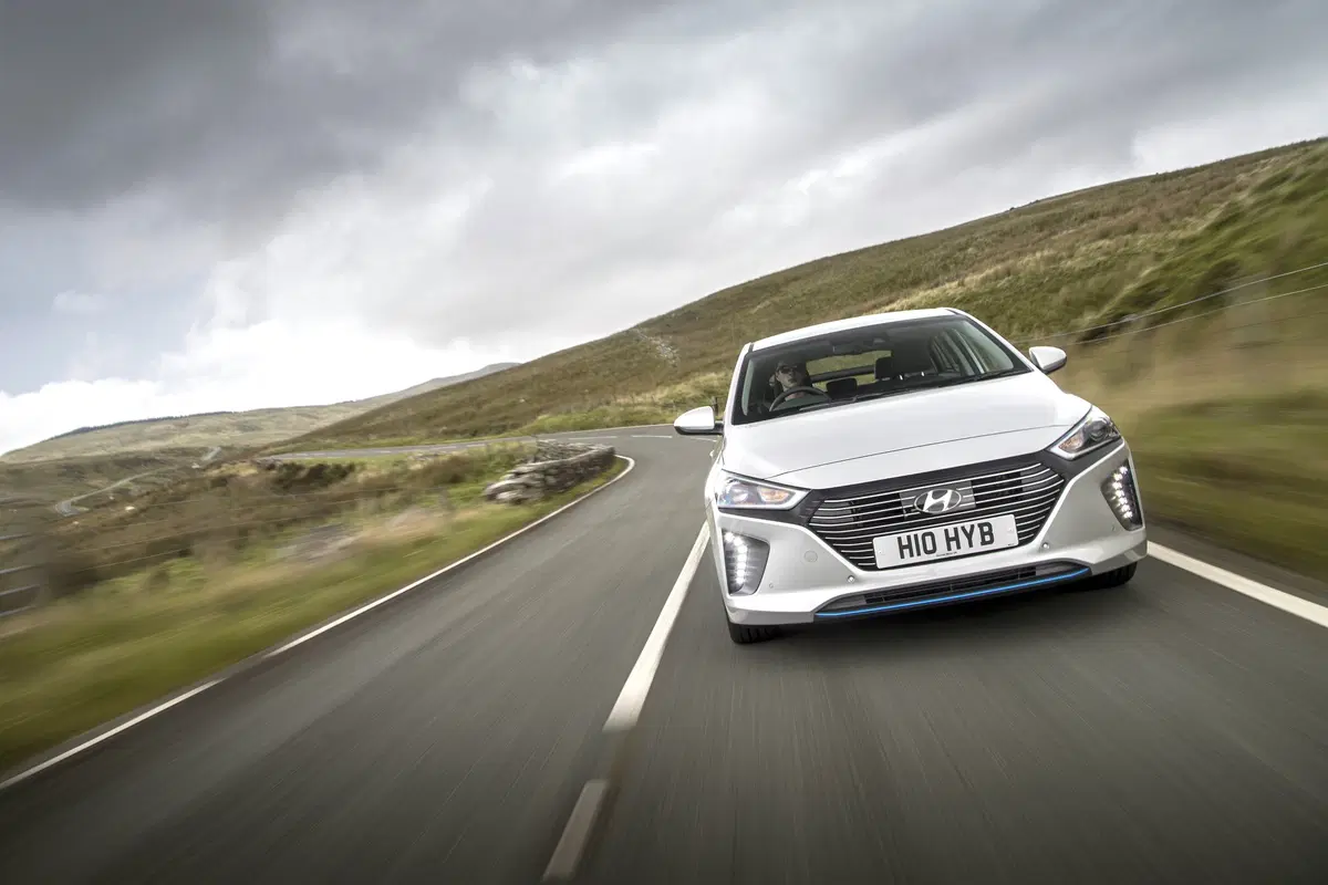 Hyundai Ioniq Hybrid 2016 [Video Primo Test]