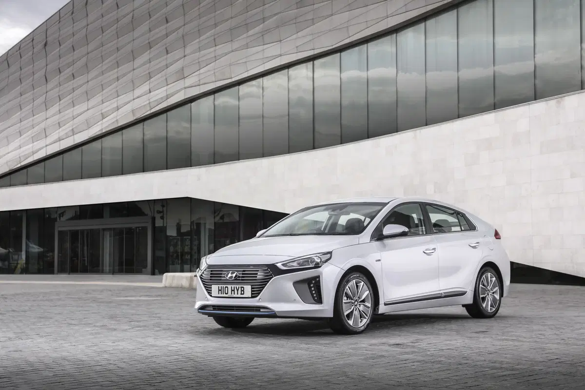 Hyundai Ioniq Hybrid 2016 [Video Primo Test] (2)
