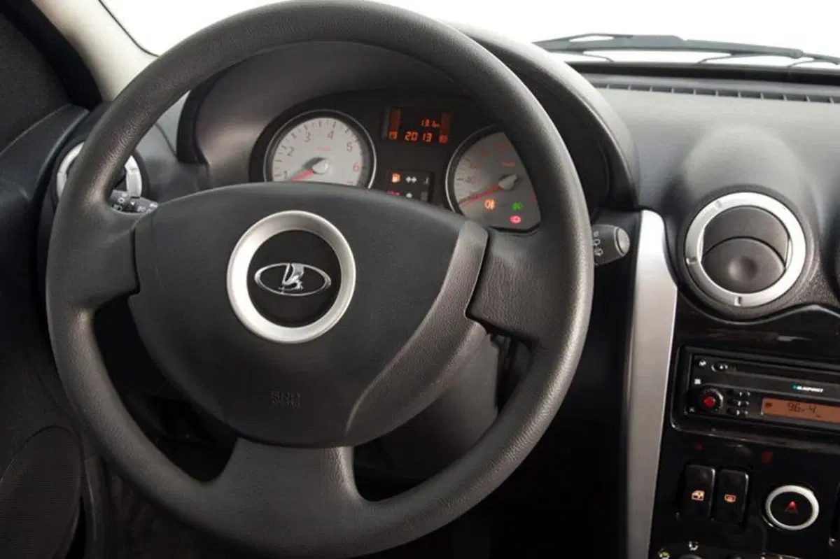 Lada Largus: la Dacia Logan russa (4)