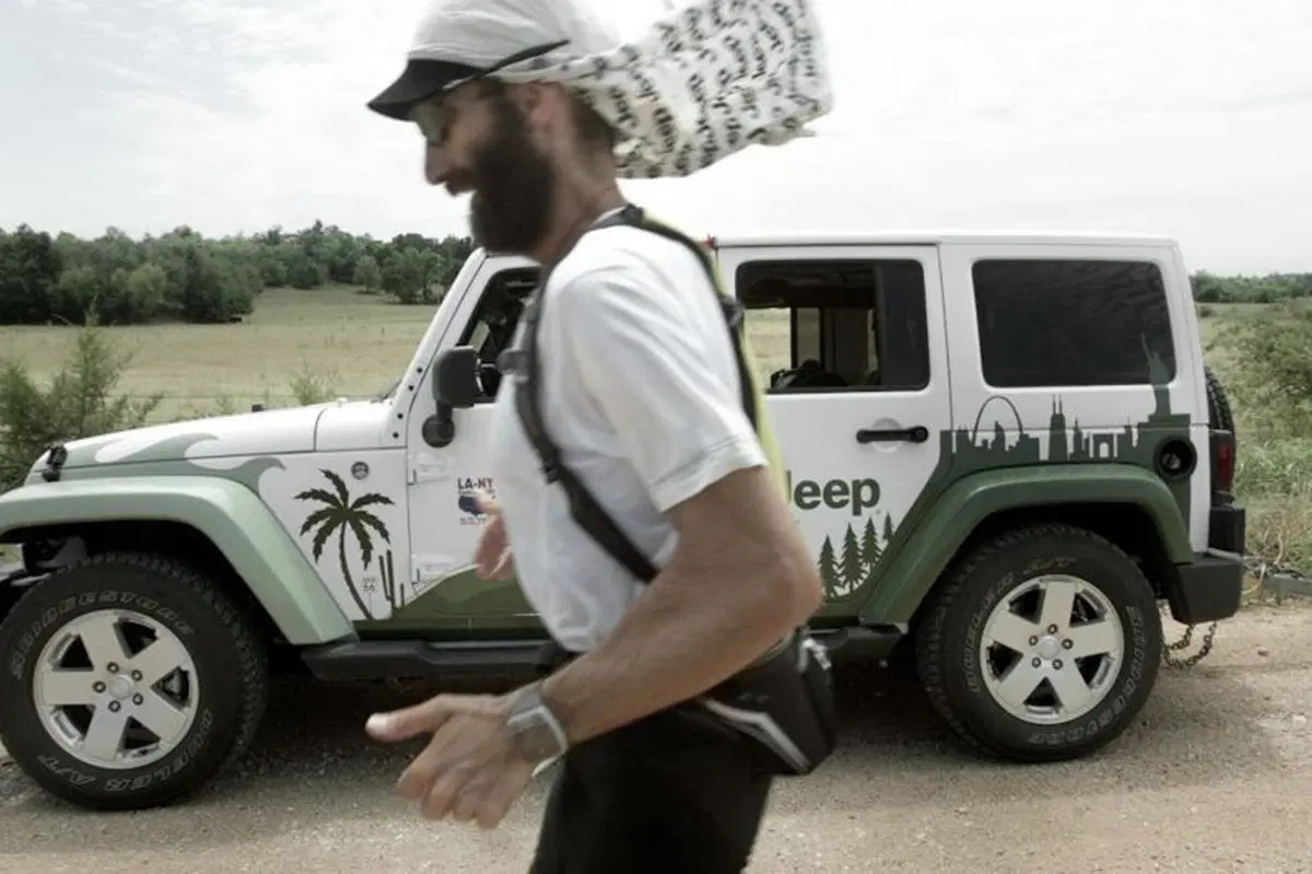 Alex Bellini conclude la “Los Angeles-New York Footrace 2011” con il supporto di Jeep