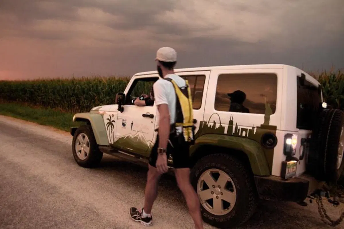 Alex Bellini conclude la “Los Angeles-New York Footrace 2011” con il supporto di Jeep (2)