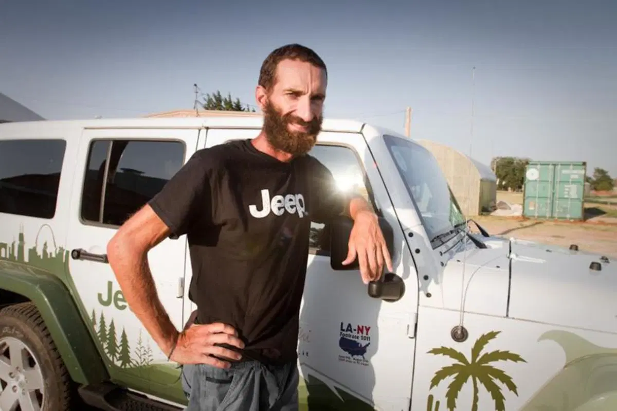 Alex Bellini conclude la “Los Angeles-New York Footrace 2011” con il supporto di Jeep (3)