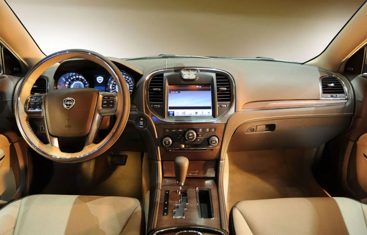 Nuova Lancia Thema (10)