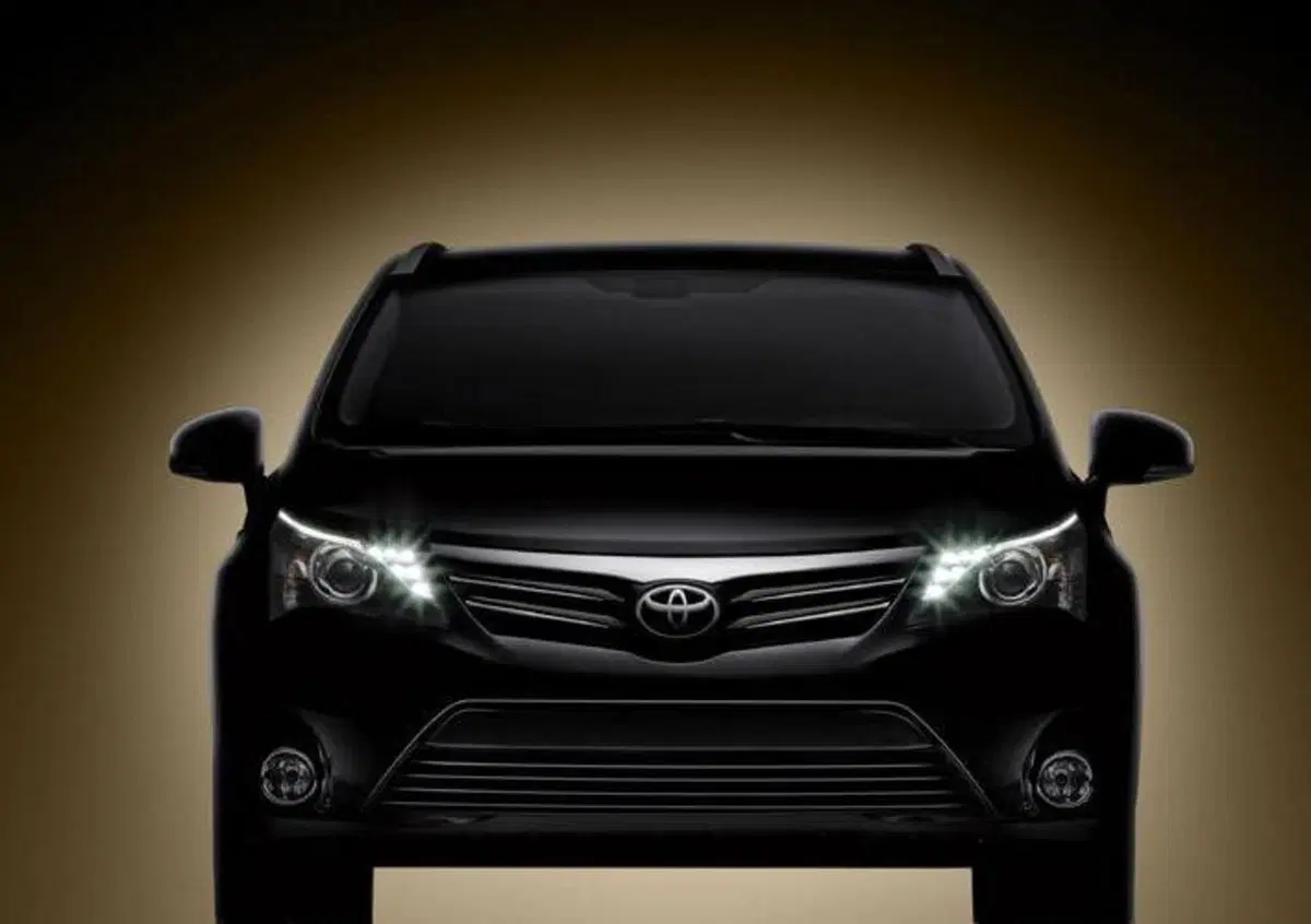 Toyota Avensis 2012: prima immagine ufficiale