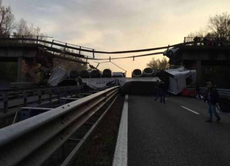 Crolla cavalcavia in Brianza: un morto, quattro feriti