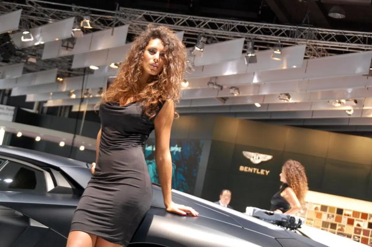 IAA 2011 live: le ragazze più belle dagli stand (2)