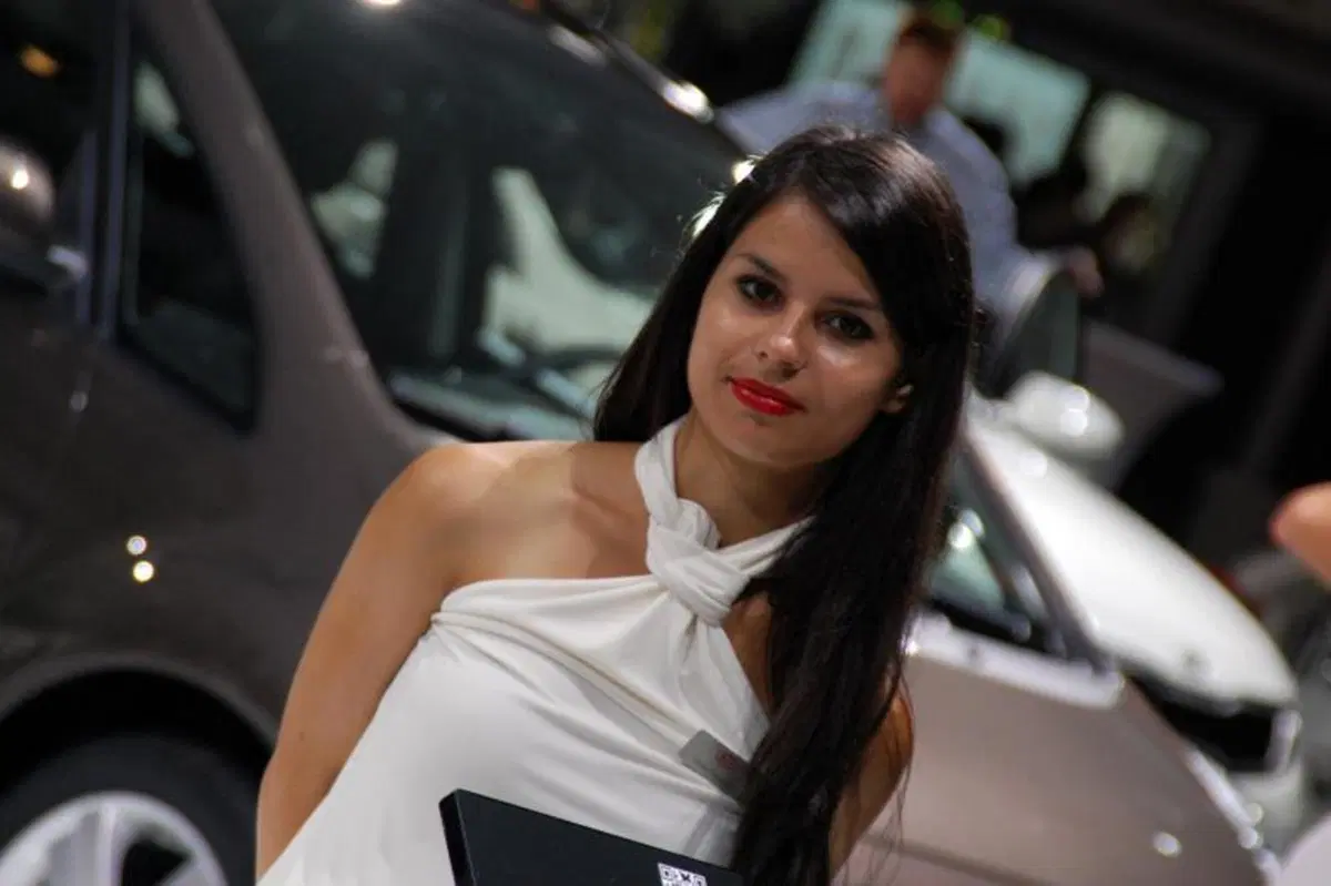 IAA 2011 live: le ragazze più belle dagli stand (6)