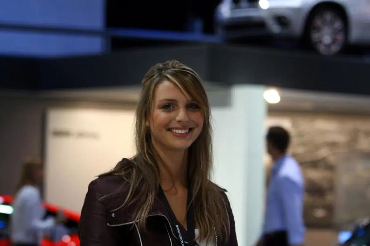 IAA 2011 live: le ragazze più belle dagli stand (8)