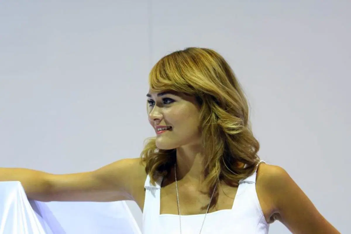 IAA 2011 live: le ragazze più belle dagli stand (9)