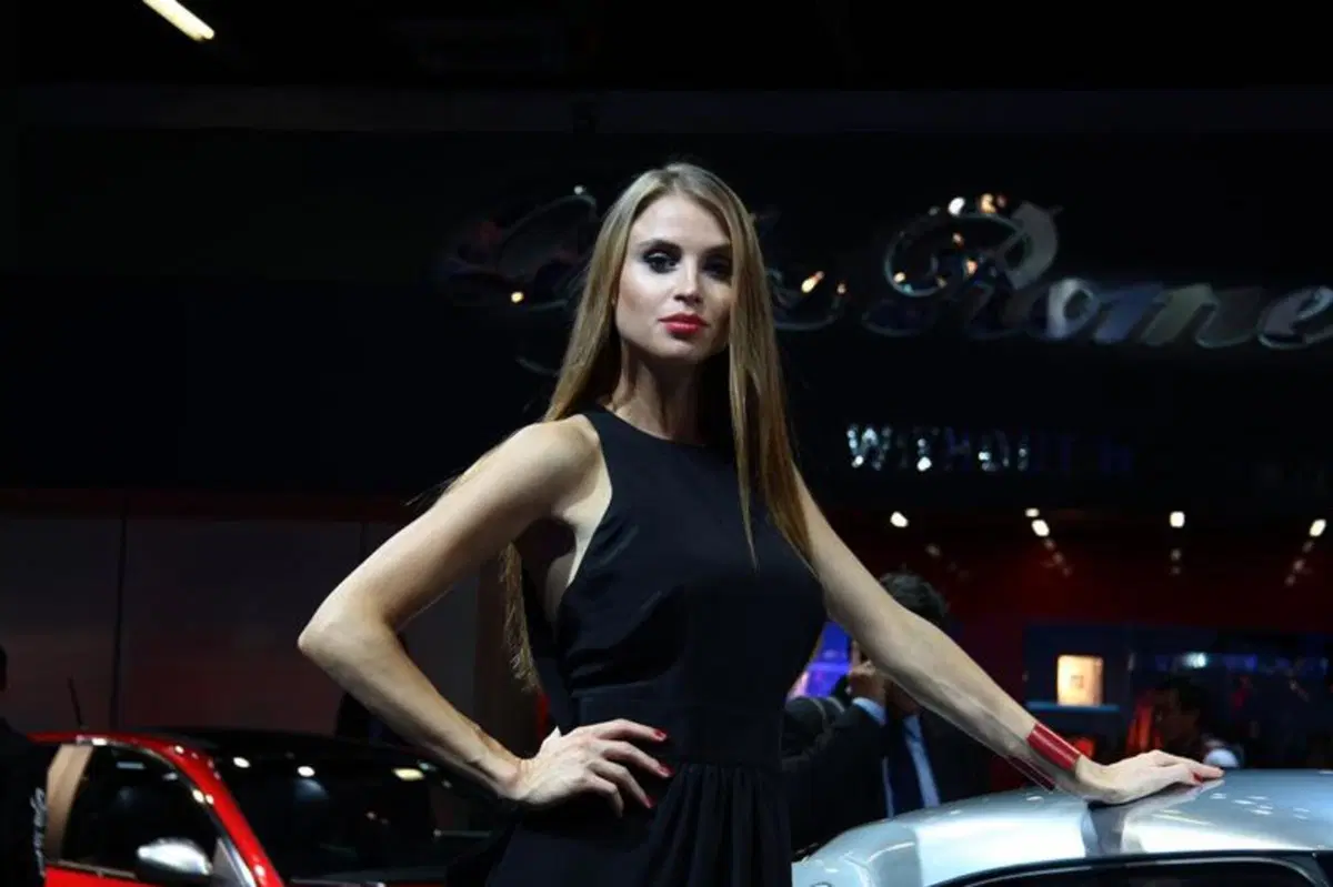 IAA 2011 live: le ragazze più belle dagli stand (11)