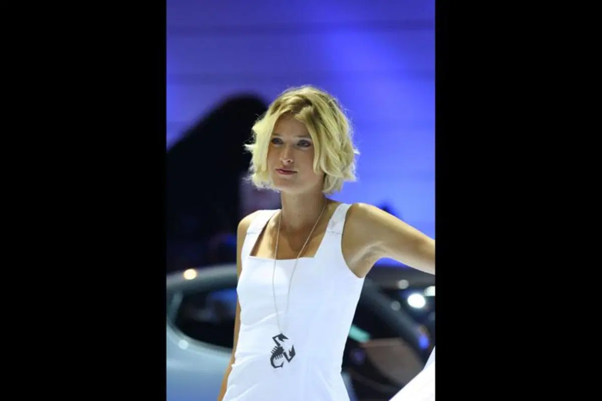 IAA 2011 live: le ragazze più belle dagli stand (12)