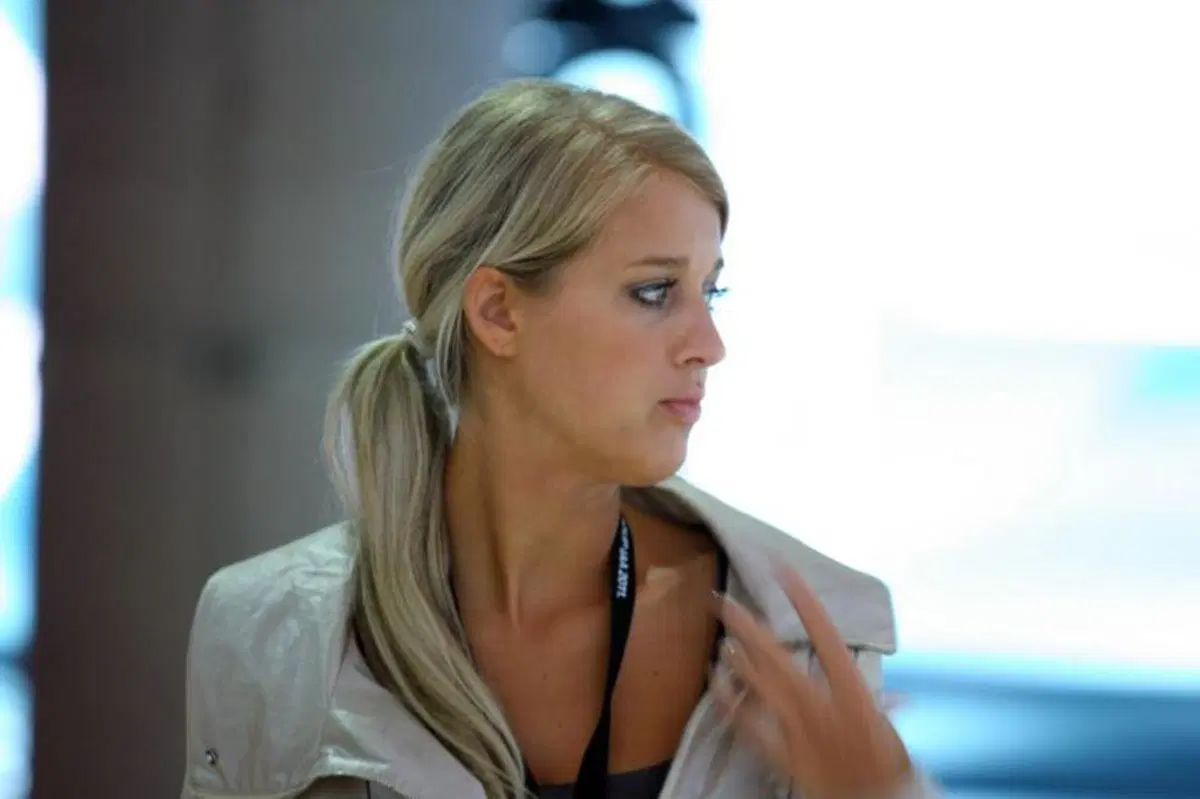 IAA 2011 live: le ragazze più belle dagli stand (14)