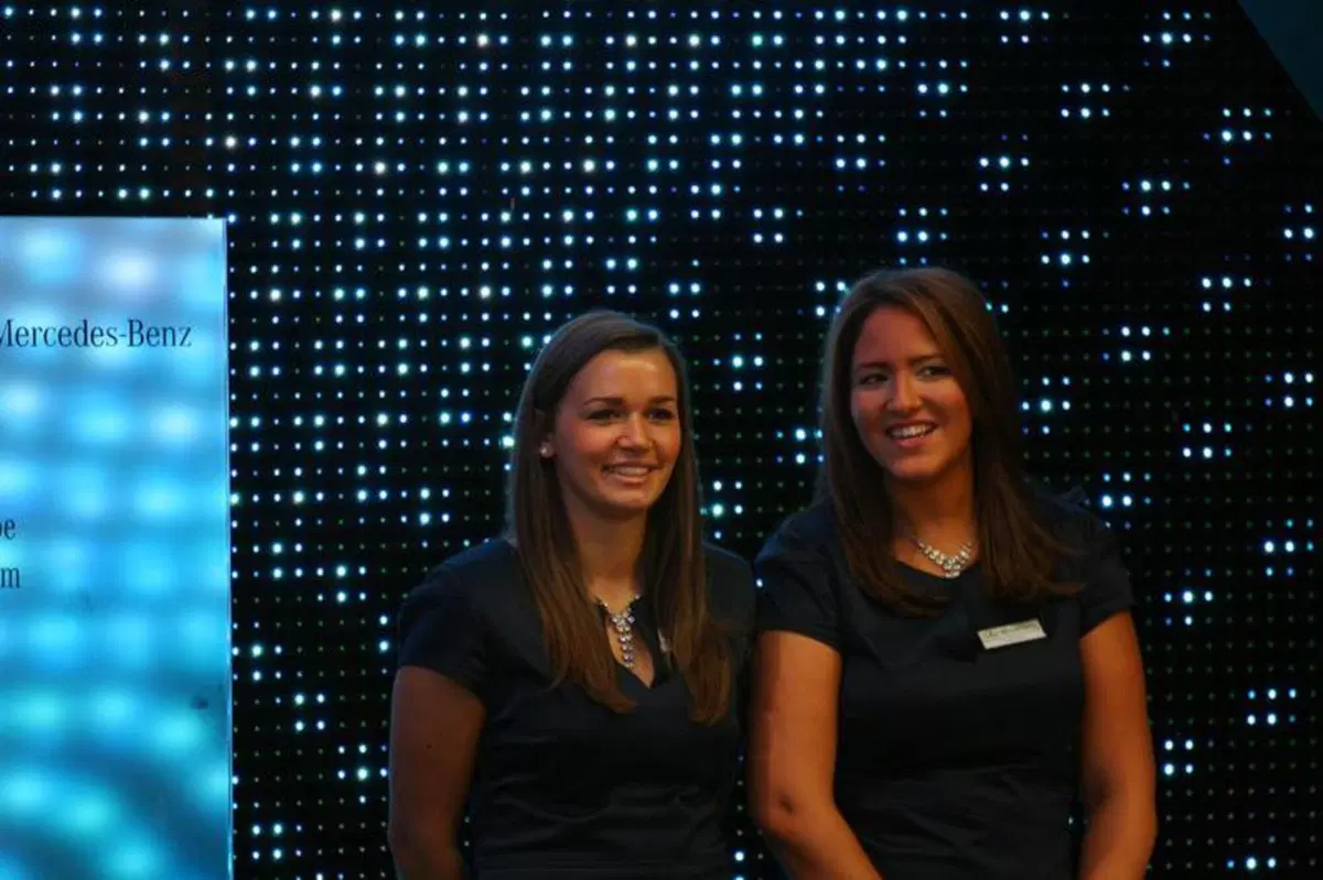 IAA 2011 live: le ragazze più belle dagli stand (17)