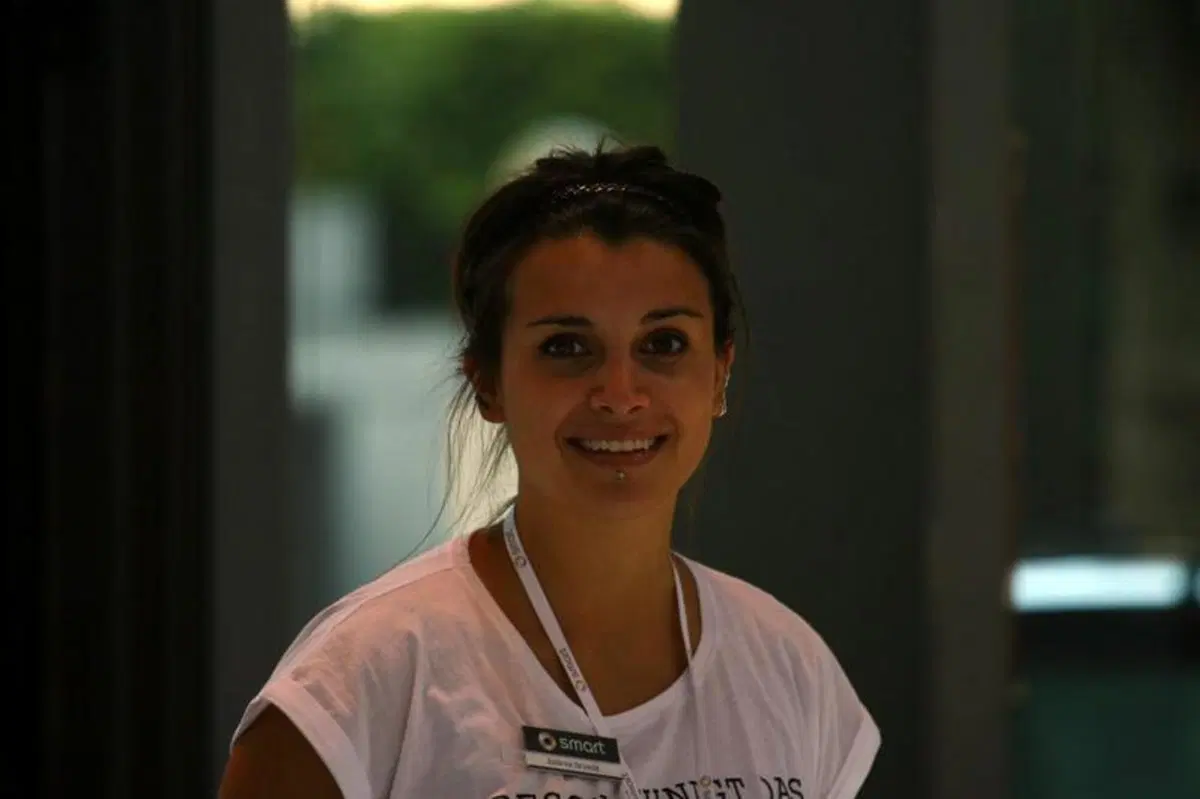 IAA 2011 live: le ragazze più belle dagli stand (19)